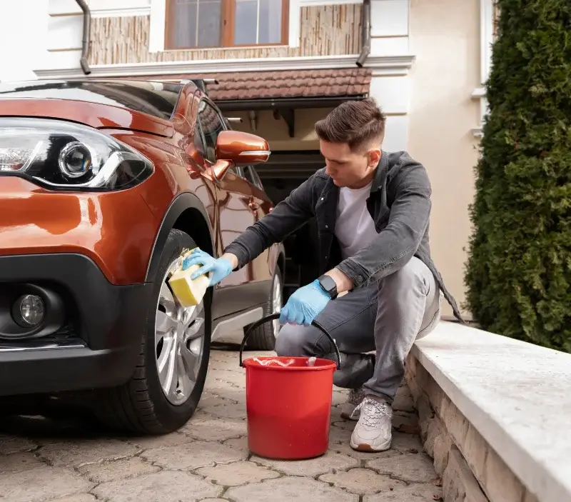 Lavage auto à domicile Saint-Denis-d'Anjou : professionnel intervenant sur un véhicule